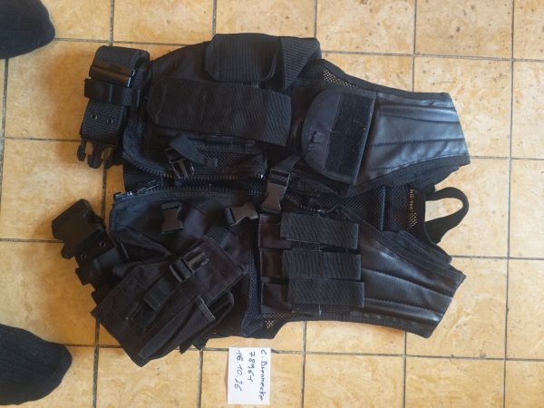 Schwarzer Plattenträger / Tactical Weste mit MOLLE und Taschen