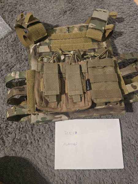 Plattenträger + 3x m4 pouches und 2x pistolen pouches